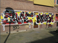 829559 Afbeelding van graffiti met een gestileerde tekst op de voorgevels van de leegstaande panden Aardbeistraat 30-32 ...